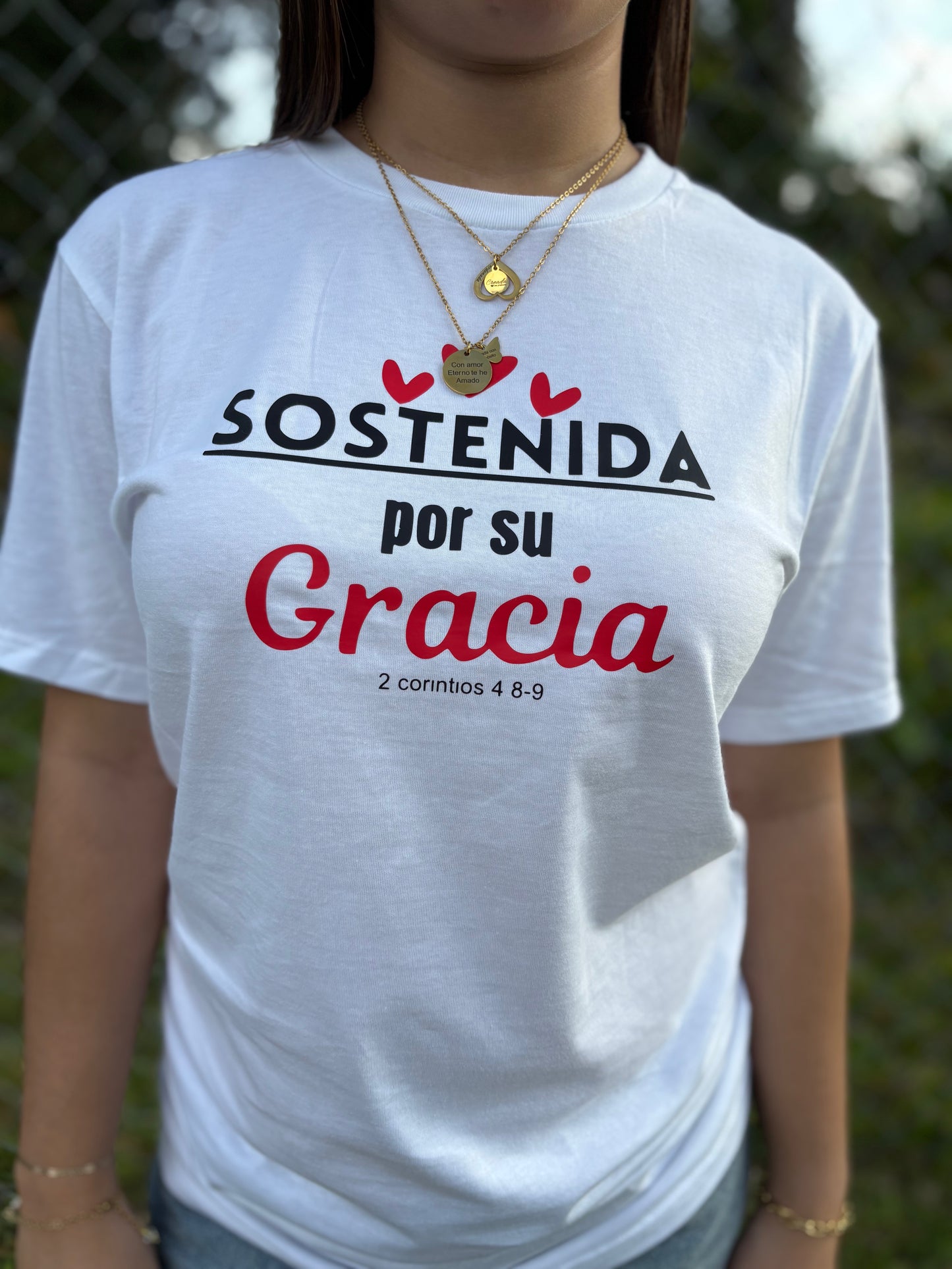 Camiseta,Sostenida por su Gracia. 2-corintios 4:8-9