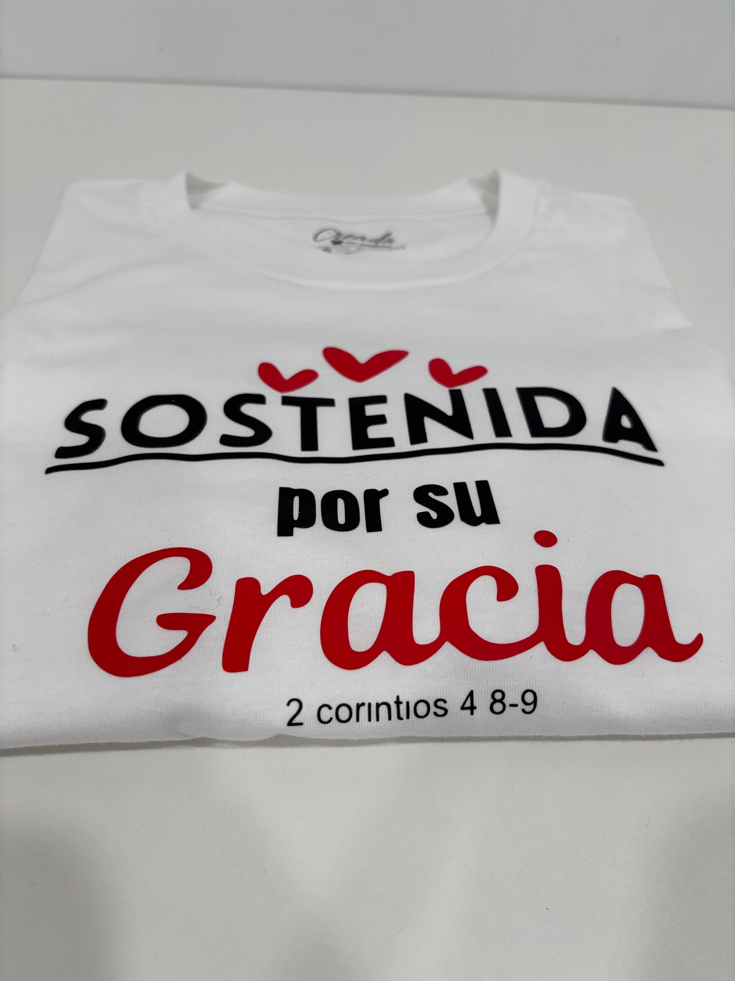 Camiseta,Sostenida por su Gracia. 2-corintios 4:8-9
