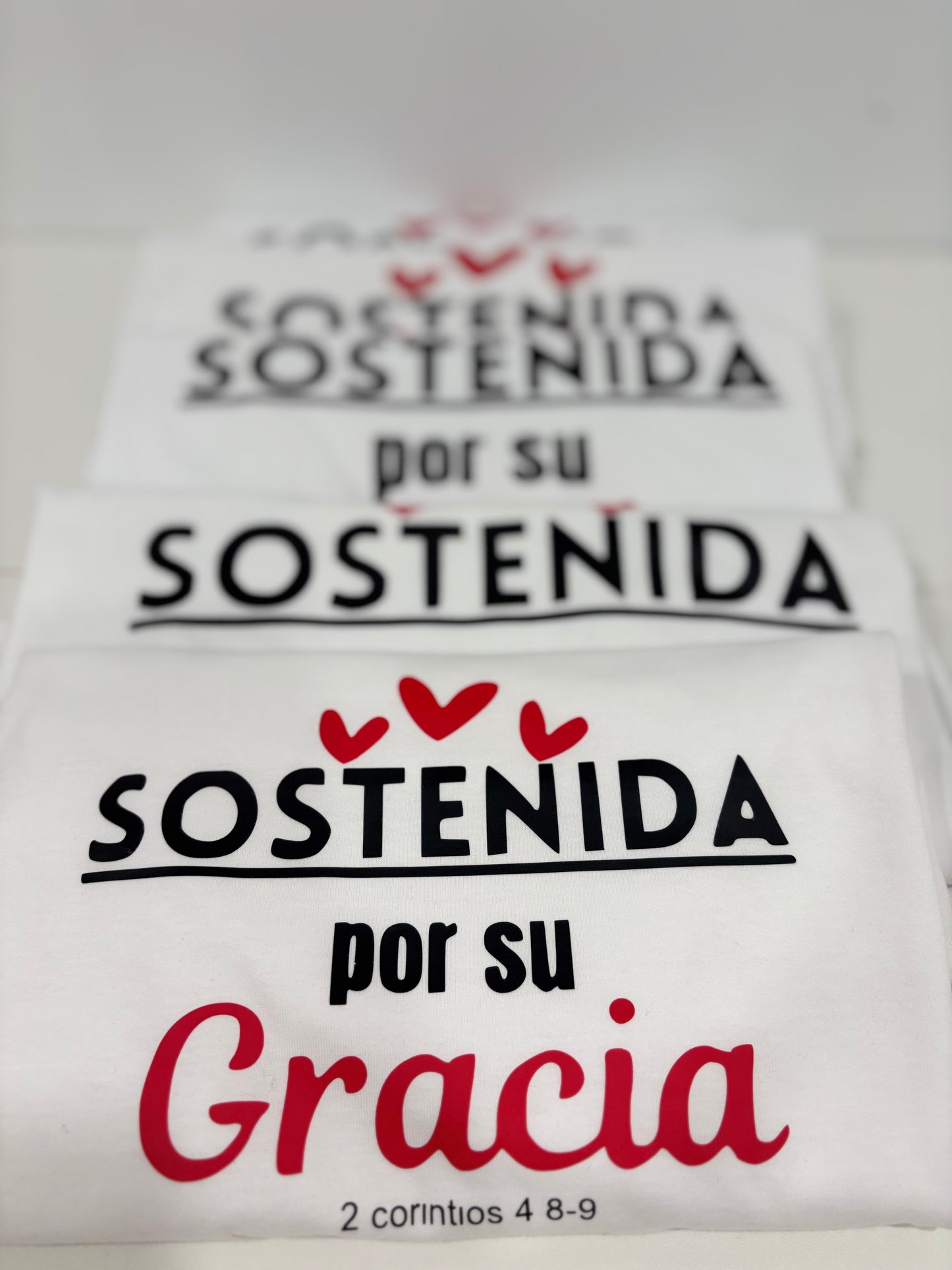 Camiseta,Sostenida por su Gracia. 2-corintios 4:8-9