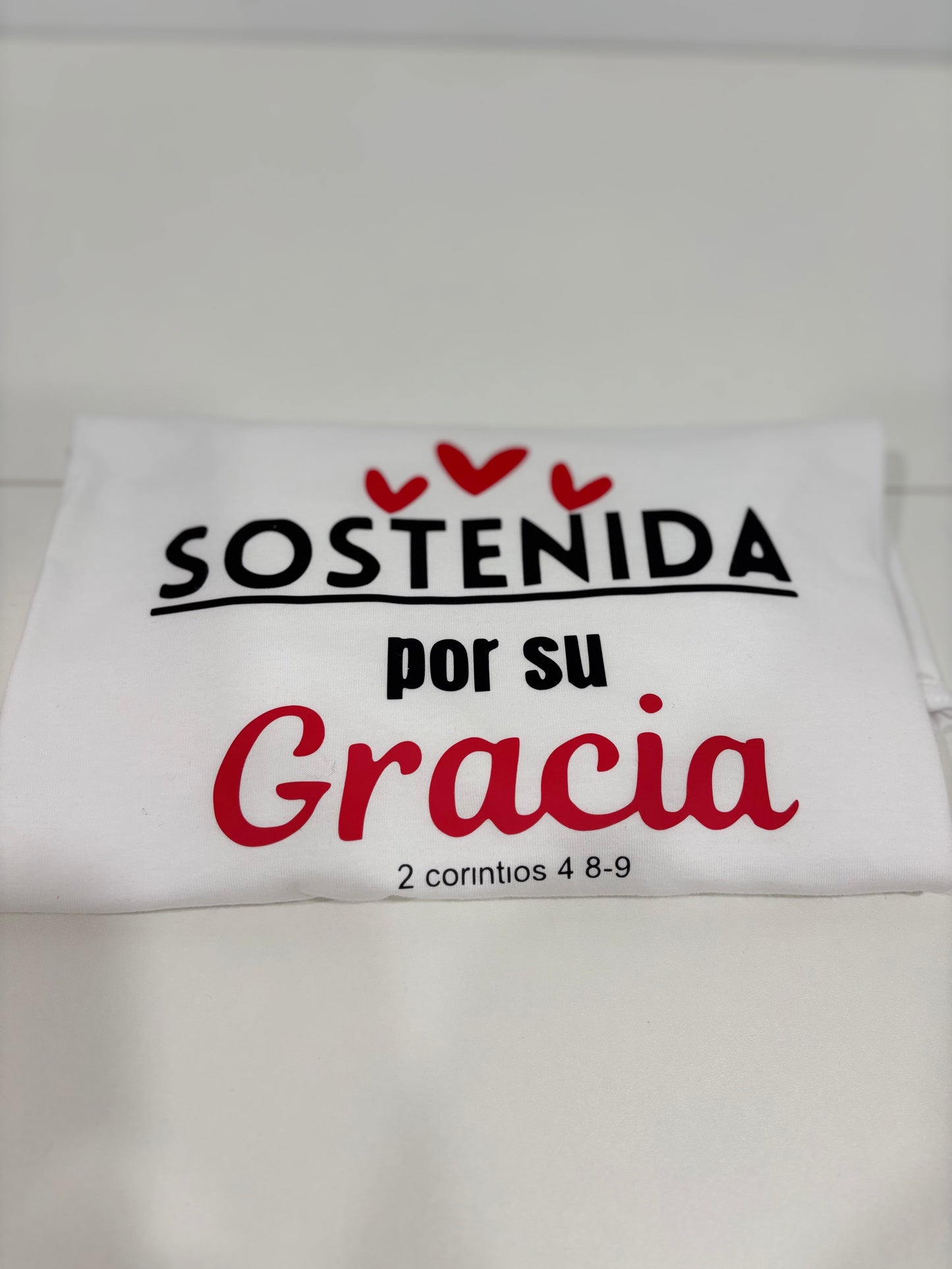 Camiseta,Sostenida por su Gracia. 2-corintios 4:8-9
