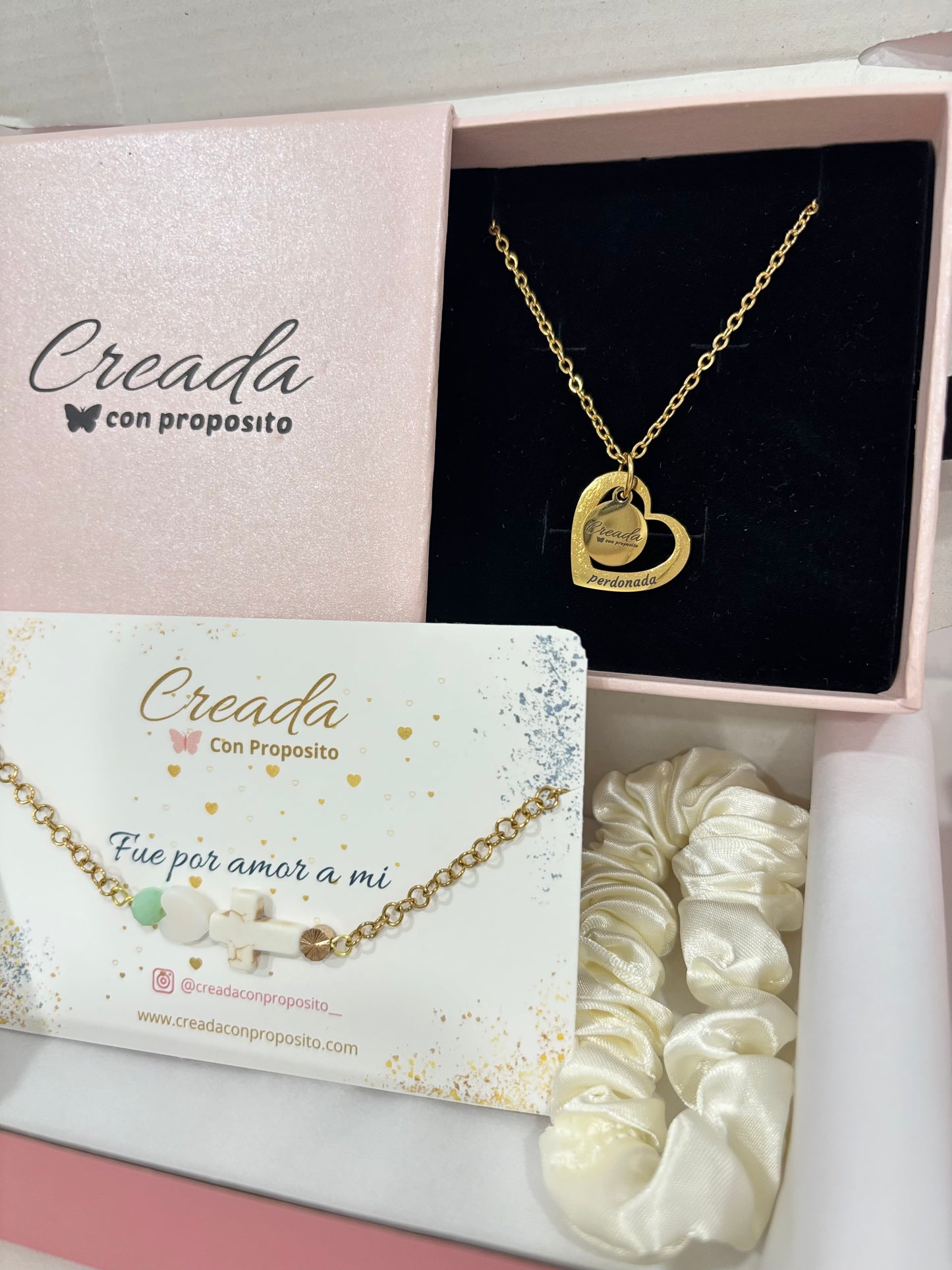 Cajita “perdonada” con cruz blanca.
