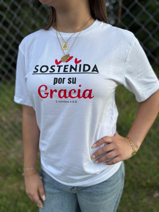 Camiseta,Sostenida por su Gracia. 2-corintios 4:8-9