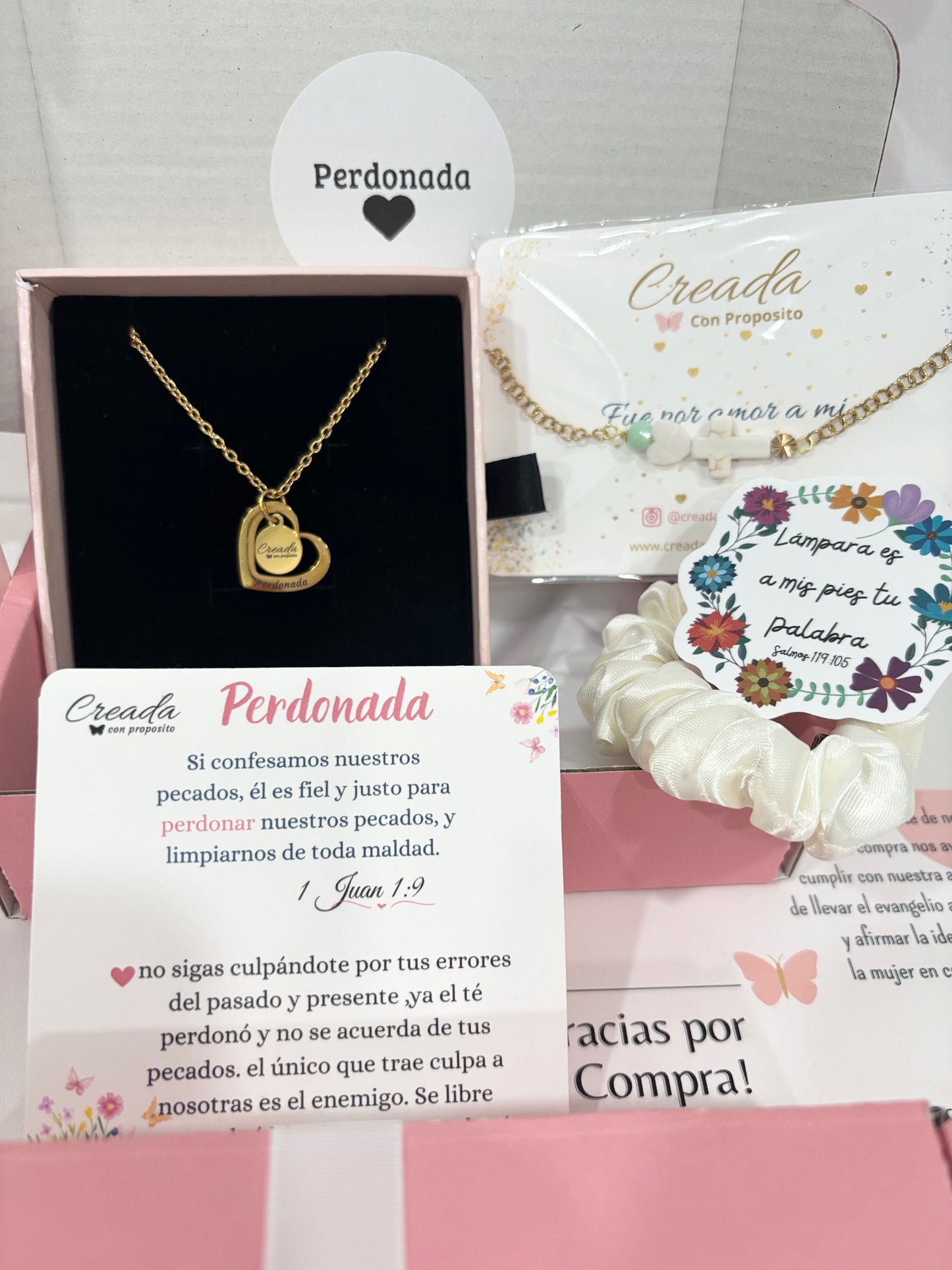 Cajita “perdonada” con cruz blanca.